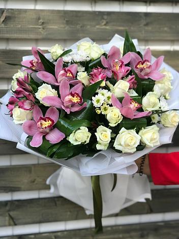 Букет цветов из: Розы и Хризантемы в Гряды