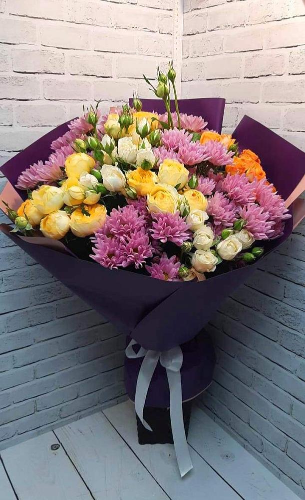 Букет цветов из: Хризантемы и Розы в Гряды