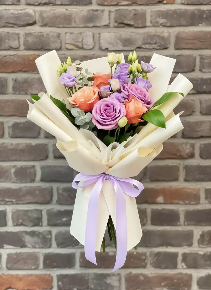 Букет цветов из: Лизиантусы и Розы в Гряды