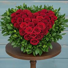 Цветочная композиция из Розы в виде сердца в Гряды