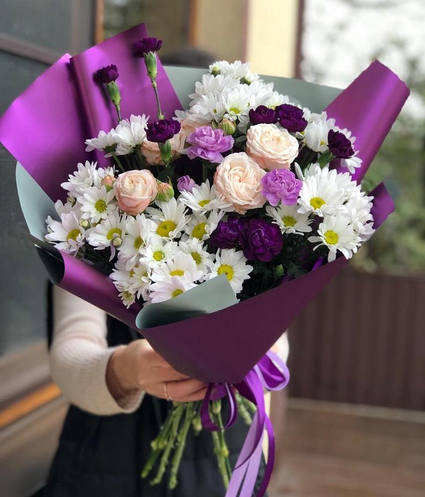 Букет цветов из: Хризантемы, Гвоздики и Розы в Гряды