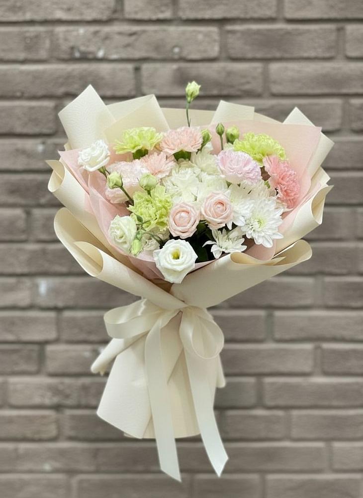 Букет цветов из: Гвоздики, Розы, Лизиантусы и Хризантемы в Гряды