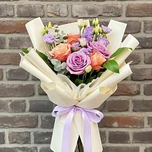 Букет цветов из:  Лизиантусы и Розы в Гряды