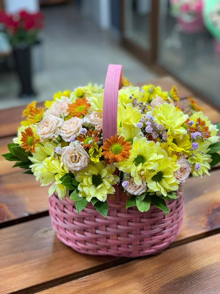 Цветочная композиция из Хризантемы и Розы в корзине в Гряды