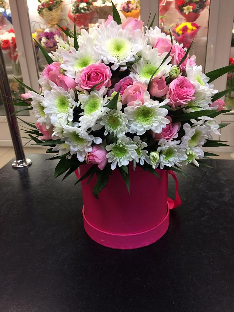 Цветочная композиция из Розы и Хризантемы в шляпной коробке в Гряды