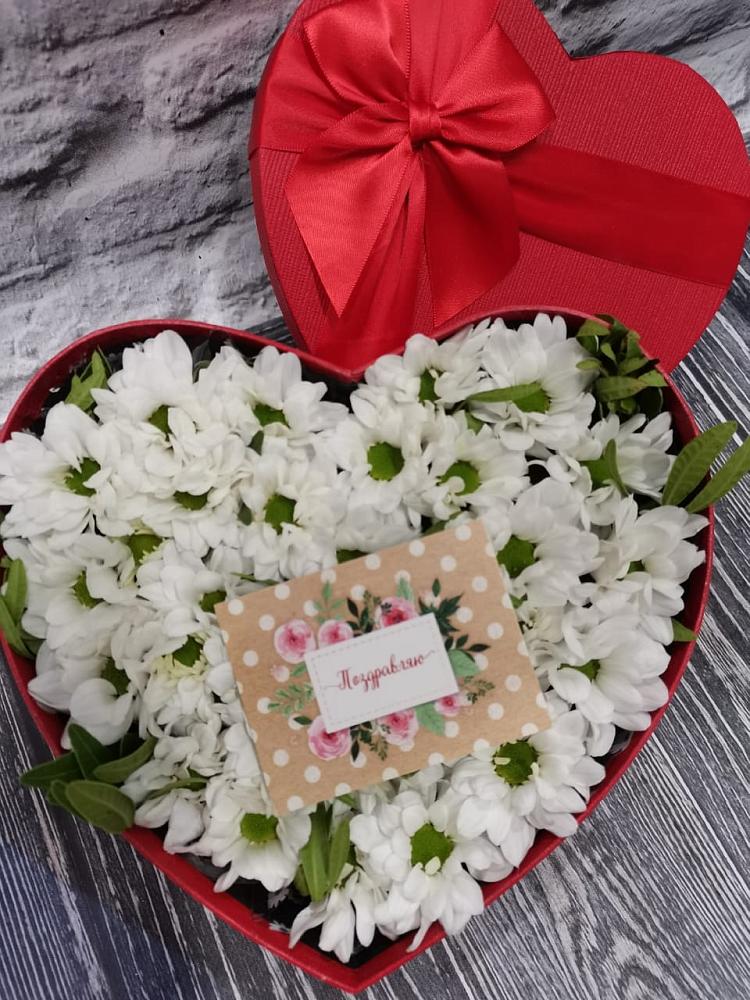 Цветочная композиция из Хризантемы в виде сердца в Гряды