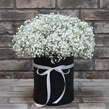 Цветочная композиция из Гипсофила в шляпной коробке в Гряды