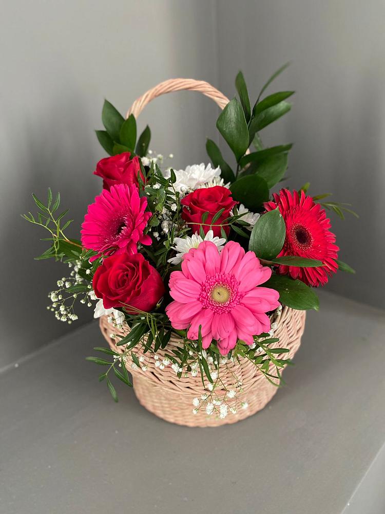 Цветочная композиция из Розы, Хризантемы и Герберы в корзине в Гряды