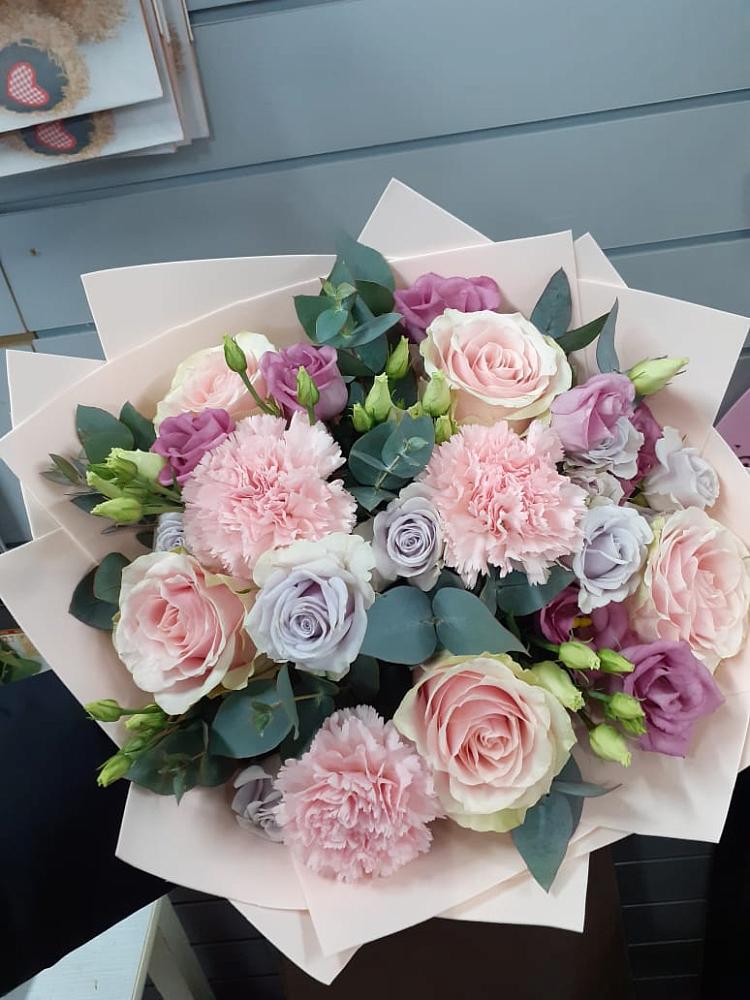 Букет цветов из: Розы, Гвоздики и Лизиантусы в Гряды