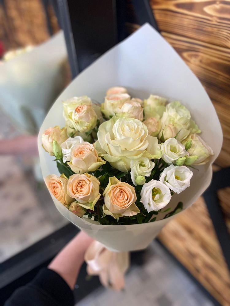 Букет цветов из: Розы и Лизиантусы в Гряды